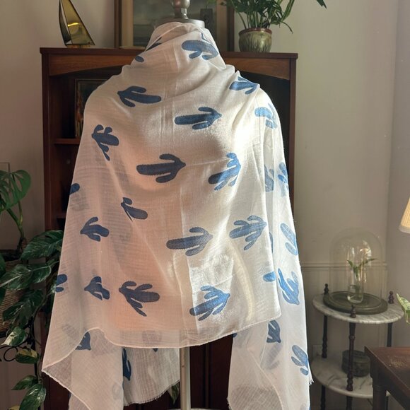Cactus Motif Lightweight Shawl Wrap 68" X 26" White & Blue 100% Viscose - Picture 2 of 3